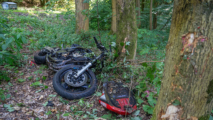 Motorradfahrer stirbt nach Unfall im Waldst&uuml;ck