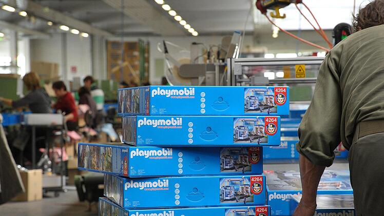 In einer Produktionshalle der Firma Geobra Brandstätter in Dietenhofen im Landkreis Ansbach (Mittelfranken) werden Playmobil-Spielwaren hergestellt.
