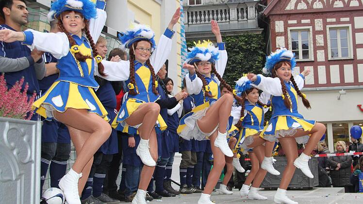 Was mit einem Gardetanz noch harmlos beginnt, endet mit dem Sturm des Kulmbacher Rathauses. Keine Frage - der Fasching  hat begonnen. Fotos: Stephan Tiroc