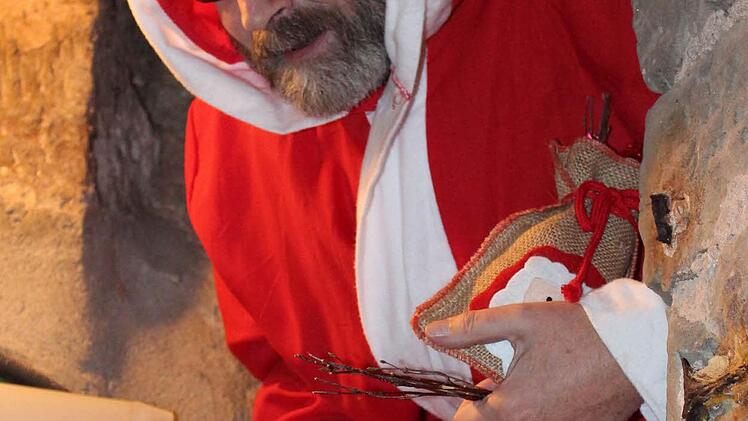 Endlich Feierabend: Mit Rute und Säckchen schreitet Nikolaus Friedrich die schmale Kellertreppe hinab zum Dämmerschoppen. Fotos: Peter Pfannes