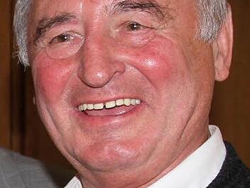 Hans Mai freut sich über die Willy-Brandt-Medaille. Foto: Erlwein