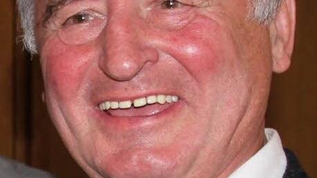 Hans Mai freut sich über die Willy-Brandt-Medaille. Foto: Erlwein