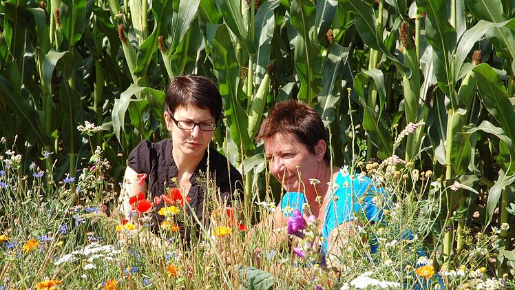 Astrid und Sylvia Franz sind Imkerinnen und freuen sich deshalb über die Blühstreifen. Fotos: Rainer Lutz