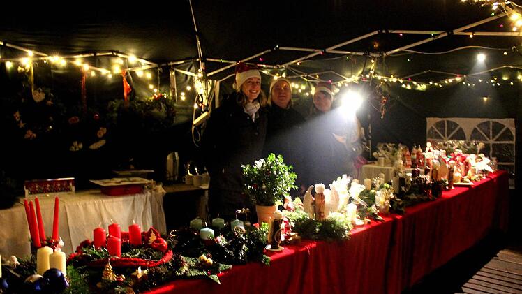 An den Ständen gab es Adventskränze und Gestecke zu kaufen, genauso wie Plätzchen und Glühwein.