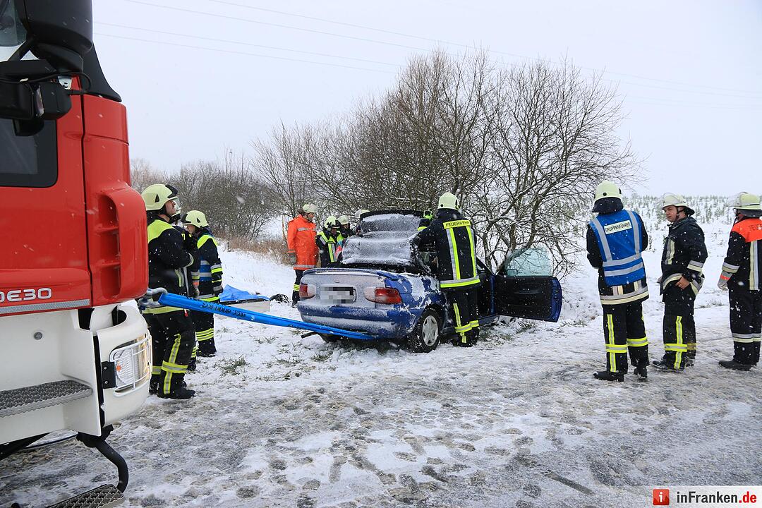 Auto ruscht bei Amlingstadt in den Graben