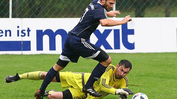 Auf die Konterqualitäten eines Andreas Pistor (hier gegen den Kornburger Torwart Arthur Ockert) baut der SSV Kasendorf am Sonntag. Denn gegen den Spitzenreiter SG Quelle Fürth wird das Schlusslicht sein Hauptaugenmerk auf die Defensive legen. Foto: Monika Limmer