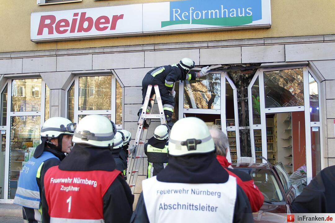 Auto kracht rückwärts in Reformhaus