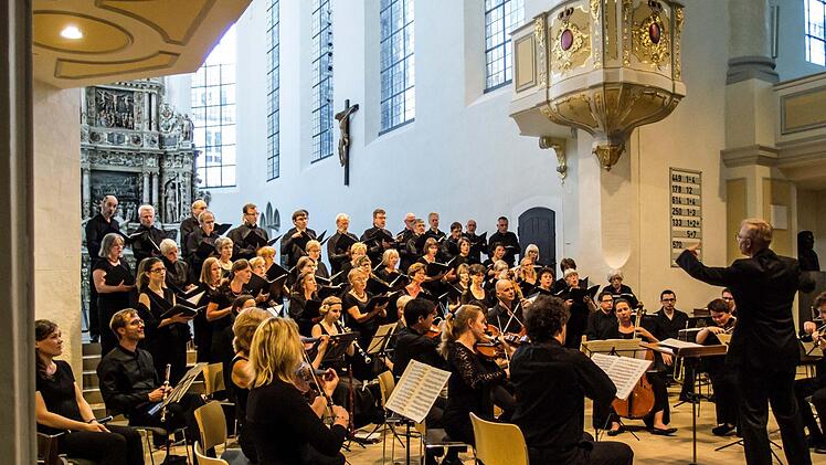 Die Coburger Bachnacht unter der Leitung von Peter Stenglein lockte zahlreiche Zuhörer an mit ihrem vielseitigen Programm. Foto: Jochen Berger