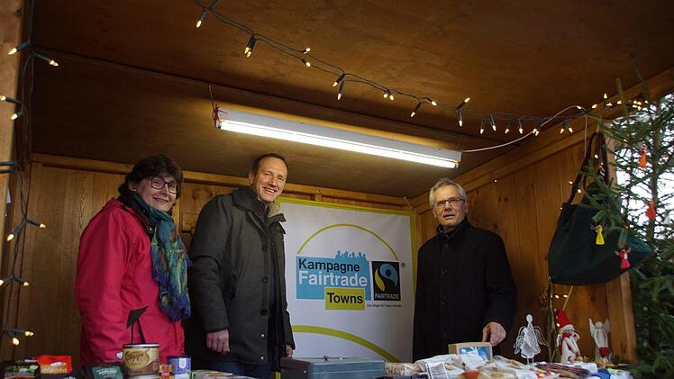 Zum Adventsmarkt einer Fair-Trade-Stadt gehört natürlich auch ein Verkaufsstand des Weltladens.