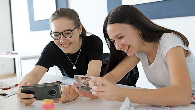 Auch ein Ei kann ein tolles Motiv sein - gerade zu Ostern: Jana (links) und Ina aus dem Landkreis Bamberg hatten viel Spa&szlig; beim Reportertraining von KLARTEXT!. Das n&auml;chste Training findet in den Herbstferien statt.  Foto: Barbara Herbst
