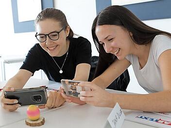 Auch ein Ei kann ein tolles Motiv sein - gerade zu Ostern: Jana (links) und Ina aus dem Landkreis Bamberg hatten viel Spa&szlig; beim Reportertraining von KLARTEXT!. Das n&auml;chste Training findet in den Herbstferien statt.  Foto: Barbara Herbst