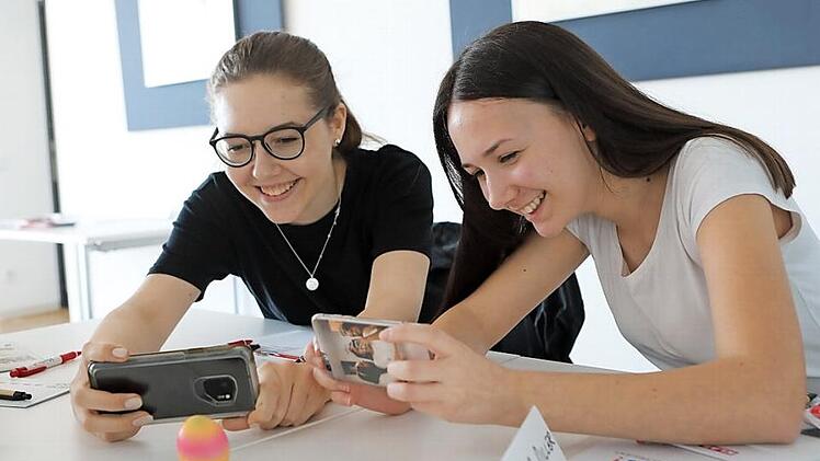 Auch ein Ei kann ein tolles Motiv sein - gerade zu Ostern: Jana (links) und Ina aus dem Landkreis Bamberg hatten viel Spa&szlig; beim Reportertraining von KLARTEXT!. Das n&auml;chste Training findet in den Herbstferien statt.  Foto: Barbara Herbst