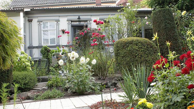 Überall im Garten stößt man auf gepflegte Orte voller Schönheit.
