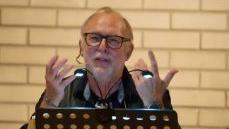 Pfarrer und Kabarettist Friedemann Jung f&uuml;hrte  im evangelischen Gemeindehaus in Bad Kissingen durch einen lebensbejahenden Abend. Foto: Sabrina Kaiser