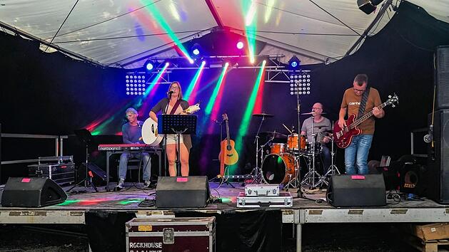 Die Musikinitiative Herzogenaurach hat auf dem Rockkeller zuletzt die Anlage f&uuml;r Sound und Licht gestellt, und auch Bands aus ihren Reihen traten dort auf, wie 2019 "Amelia de Vries & Band" (Foto) Foto: Birgit Jentsch