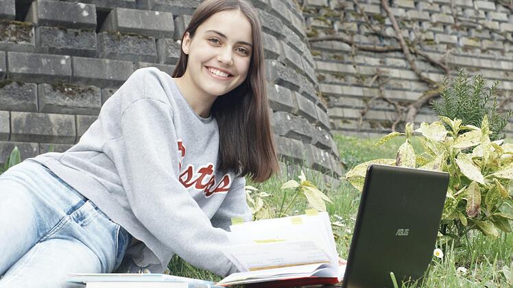 Natürlich verliefen die drei Wochen "Schulzeit daheim" auch für Dana Sitte aus Bad Brückenau nicht so entspannt, wie es im Bild den Anschein macht. Aber eine besondere Erfahrung war die Zeit für sie und andere Schüler schon. Foto: Steffen Standke