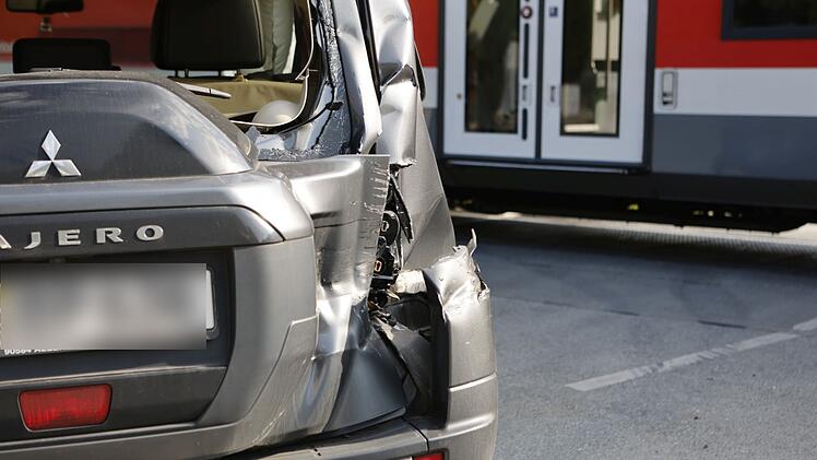 Zug erfasst Auto in Fürth: ein Mensch verletzt, Bahnstrecke blockiert
