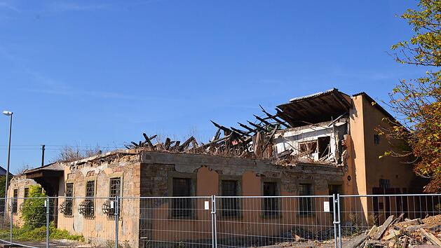 Seit 2010 ist die Gastst&auml;tte Schwarze Pf&uuml;tze geschlossen. Seitdem verfiel das Geb&auml;ude zusehends.