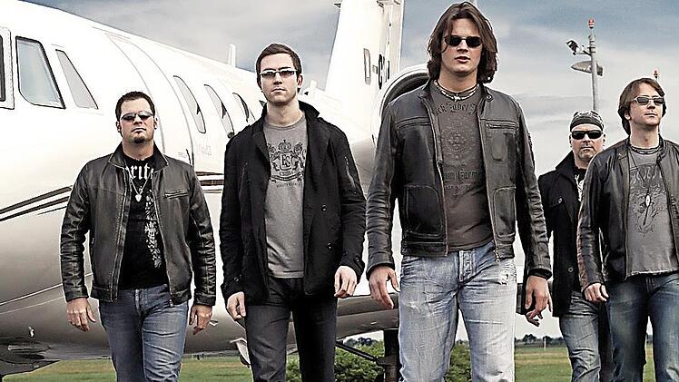 Nicht nur den echten Bon-Jovi-Musikern fliegen die Herzen der Fans zu, auch den Akteuren der Tribut-Kapelle „Bounce“. Am 16. September sind sie im „Nepomuk“ in Altenkunstadt zu Gast.