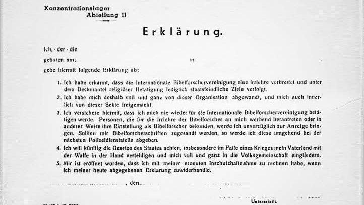 Frieda Ott nach dem Krieg, die lange über ihre traumatischen Erlebnisse kaum sprechen konnte. Unten die Erklärung, die Zeugen Jehovas unterschreiben sollten, um aus Konzentrationslagern entlassen zu werden.  Quelle: pr/ Geschichtsarchiv der Zeugen Jehovas