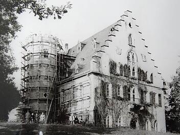 So sah Schloss Rosenau im Jahr 1970 beim Beginn der Sanierungsarbeiten aus.Foto: Archiv