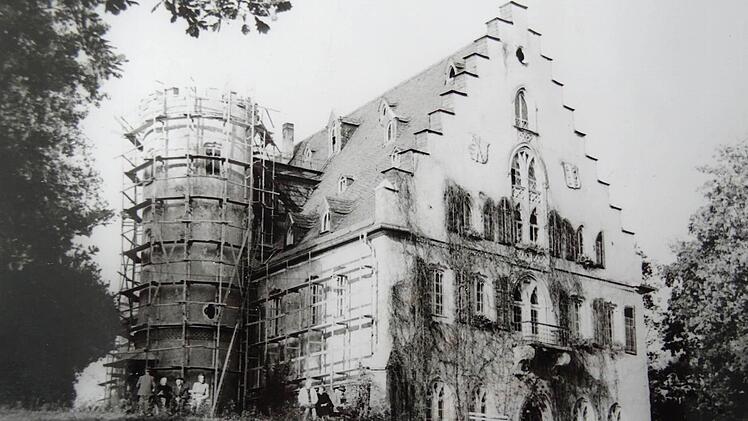 So sah Schloss Rosenau im Jahr 1970 beim Beginn der Sanierungsarbeiten aus.Foto: Archiv