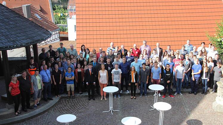 Die 69 Auszubildenden, die am gestrigen Dienstag bei Arbeitgebern in Ebern ihre Lehre begannen mit ihren Firmenchefs bzw, Ausbildern im Rathaushof mit Bürgermeister Werner Riegel (Fünfter von links). Foto: Ralf Kestel