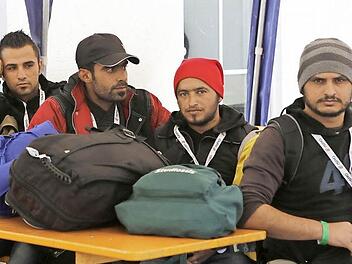 Vier von 44 Flüchtlingen, die in Forchheim im einstigen ASB-Heim untergebracht wurden. Die Wirtschaft will ihnen den Zugang zum deutschen Arbeitsmarkt erleichtern.  Foto: M. Hoch