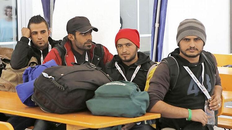 Vier von 44 Flüchtlingen, die in Forchheim im einstigen ASB-Heim untergebracht wurden. Die Wirtschaft will ihnen den Zugang zum deutschen Arbeitsmarkt erleichtern.  Foto: M. Hoch