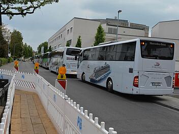 Freitagabend vor der Konzerthalle: Die Haltestellen werden von Bussen angesteuert, die die Kreuzfahrer in die Stadt bringen.  Foto: Ronald Rinklef