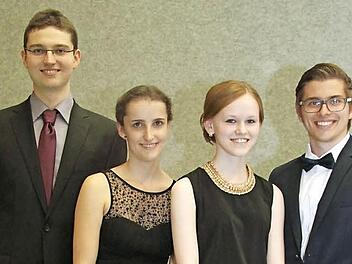 Ein echtes Traumergebnis legten Arthur Kosmala, Selina Langheinrich, Arabella Purucker und Justus Lauterbach hin. Alle Vier bestanden das Abitur mit 1,0. Foto: Sonja Adam