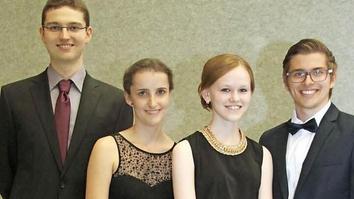 Ein echtes Traumergebnis legten Arthur Kosmala, Selina Langheinrich, Arabella Purucker und Justus Lauterbach hin. Alle Vier bestanden das Abitur mit 1,0. Foto: Sonja Adam