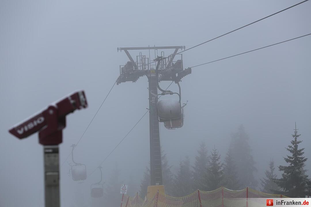 Erster Neuschnee am Ochsenkopf – Landschaft weiß überzuckert