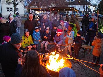 Die Kinder hatten beim Stockbrot-Backen unter offenem Feuer ihren Spaß.Foto: Thomas Hümmer