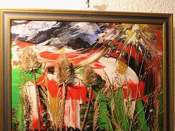 Natürliche Materialien wie Gräser oder Farne verbindet Hannes Betz in seinen Werken gerne mit Farben zu dreidimensionalen Bildern. Foto: Günther Geiling