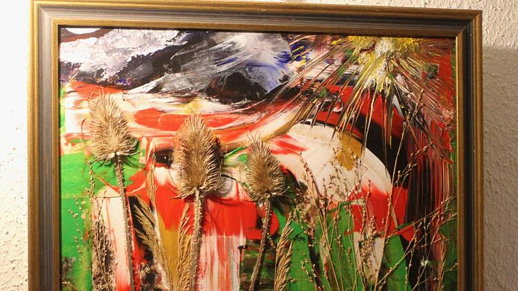 Natürliche Materialien wie Gräser oder Farne verbindet Hannes Betz in seinen Werken gerne mit Farben zu dreidimensionalen Bildern. Foto: Günther Geiling