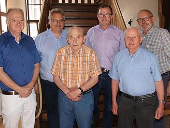 40 Jahre Feldgeschworene sind Walter Wohlfahrt (3. v.l. vorn) und Konrad Geiling (rechts daneben). Links Bürgermeister Helmut Blank, daneben im Hintergrund v.l.n.r. Vermessungsdirektor Albert Köder, Vize-Kreisobmann Arno Schlembach und Kreisobmann Josef  Reichert. Foto: Britz