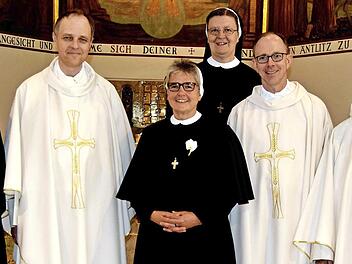 Glückwünsche zum Professjubiläum (von links): Kongregationsvikarin Schwester Martina Selmaier, Elmar Koziel, Schwester Dorothea Köhler, Generaloberin Schwester Regina Pröls, Wolfgang Hartmann und Pater Bernhard Braun Foto: Andreas Welz