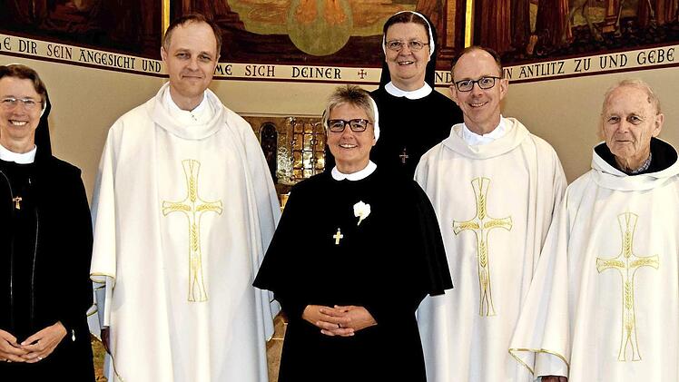 Glückwünsche zum Professjubiläum (von links): Kongregationsvikarin Schwester Martina Selmaier, Elmar Koziel, Schwester Dorothea Köhler, Generaloberin Schwester Regina Pröls, Wolfgang Hartmann und Pater Bernhard Braun Foto: Andreas Welz