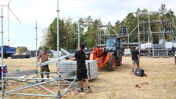 Aufbau für die Party im Nirgendwo. Foto:  Jürgen Gärtner