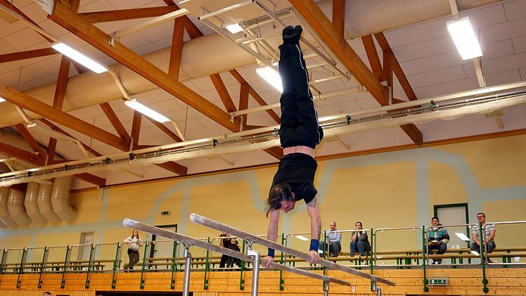 Kai Deckelmann beherrscht den Handstand am BarrenNorbert Neugebauer