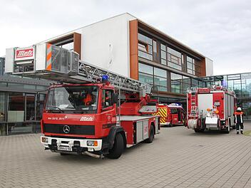 Sollte die voll besetzte  Realschule wirklich einmal brennen: Die Feuerwehr Höchstadt ist zur Stelle - auch bei den beiden  Fehlalarmen am Mittwoch. Foto: Christian  Bauriedel