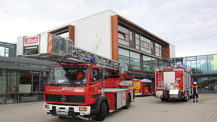Sollte die voll besetzte  Realschule wirklich einmal brennen: Die Feuerwehr Höchstadt ist zur Stelle - auch bei den beiden  Fehlalarmen am Mittwoch. Foto: Christian  Bauriedel