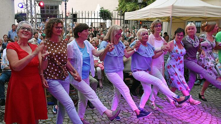 Nicht nur der Sirtaki der Band "The Wonderfrolleins" beim "abend.licht" des Kulturamts Haßfurt live animierte zum Mittanzen. Foto: Ulrike Langer