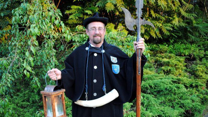 Richard Lhotsky, seit vielen Jahren der bekannte Nachtwächter von Bad Königshofen, hat das europäische Nachtwächter- und Türmertreffen nach Bad Königshofen geholt. Foto: Hanns Friedrich