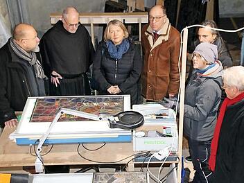 Steffi Wirsing-Nolte (rechts, mit Mütze) erläuterte Dr. Wolfgang Schneider, Pater Markus Reis, Beatrix Numberger, Martin Kuchler, Christian Firlus und Franz Gock (von links) ihre Arbeit an den Fenstern.  Foto: Thomas Malz