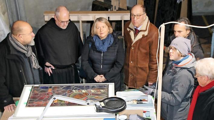 Steffi Wirsing-Nolte (rechts, mit Mütze) erläuterte Dr. Wolfgang Schneider, Pater Markus Reis, Beatrix Numberger, Martin Kuchler, Christian Firlus und Franz Gock (von links) ihre Arbeit an den Fenstern.  Foto: Thomas Malz
