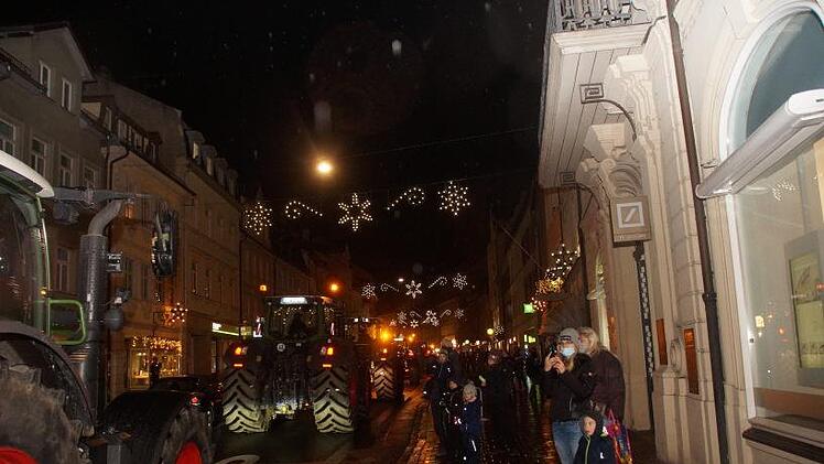 Auch in der Langen Straße freuten sich viele über die weihnachtliche Stimmung, die die Traktoren in die Stadt brachten. Foto: Joseph Beck
