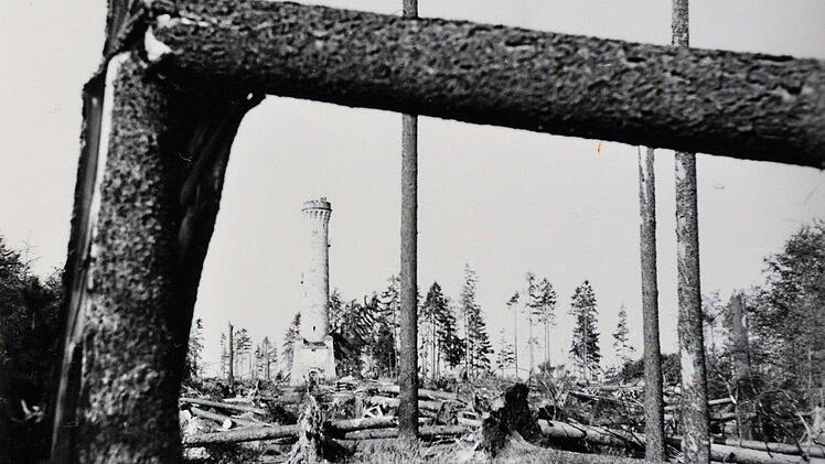 Wie wenn eine Bombe eingeschlagen hätte: Der Bereich zwischen der Arnoldhütte und dem Prinzregententurm auf dem Muppberg.
