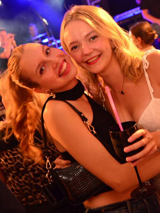 Party mit der Band "CAVELAND"